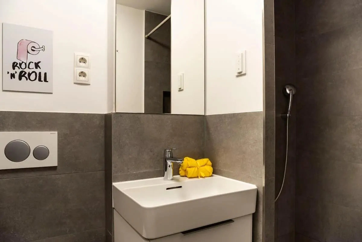Apartment Two Br And Two Bth Plus Self Checkin Plus Street Parking Berlin